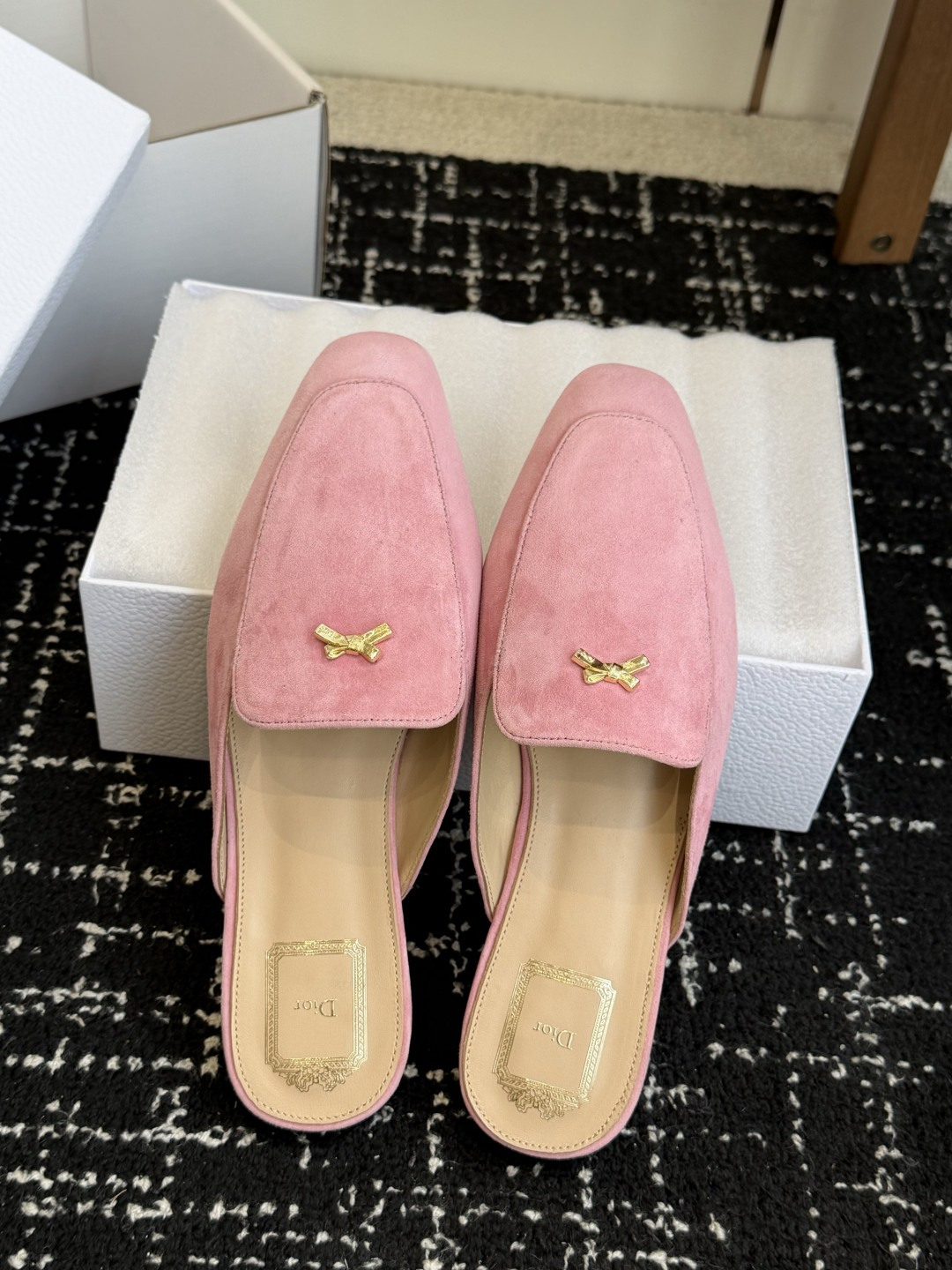 代购级Dior26ss夏季新款蝴蝶结金扣乐福鞋半拖自带柔雾滤镜的哑光麂皮，摸上去软乎乎的质感绝了，鞋头的
