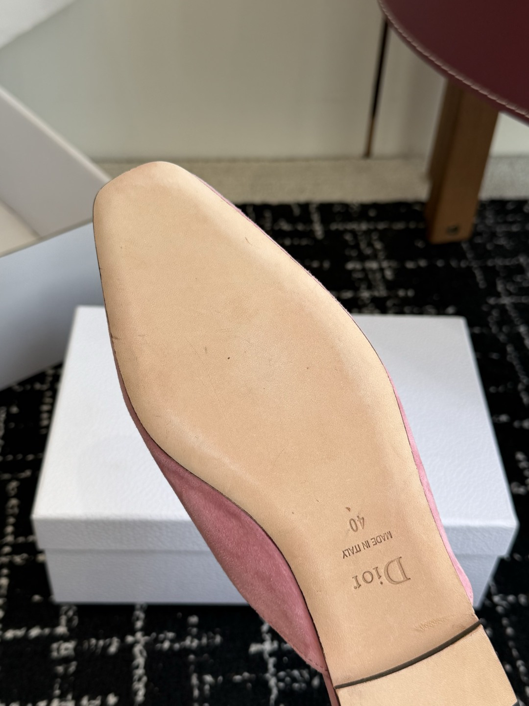 代购级Dior26ss夏季新款蝴蝶结金扣乐福鞋半拖自带柔雾滤镜的哑光麂皮，摸上去软乎乎的质感绝了，鞋头的