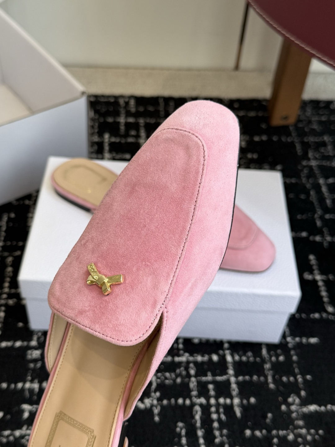 代购级Dior26ss夏季新款蝴蝶结金扣乐福鞋半拖自带柔雾滤镜的哑光麂皮，摸上去软乎乎的质感绝了，鞋头的