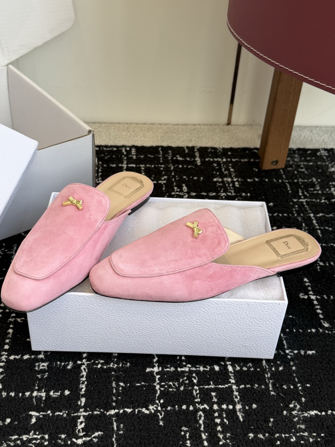 代购级Dior26ss夏季新款蝴蝶结金扣乐福鞋半拖自带柔雾滤镜的哑光麂皮，摸上去软乎乎的质感绝了，鞋头的