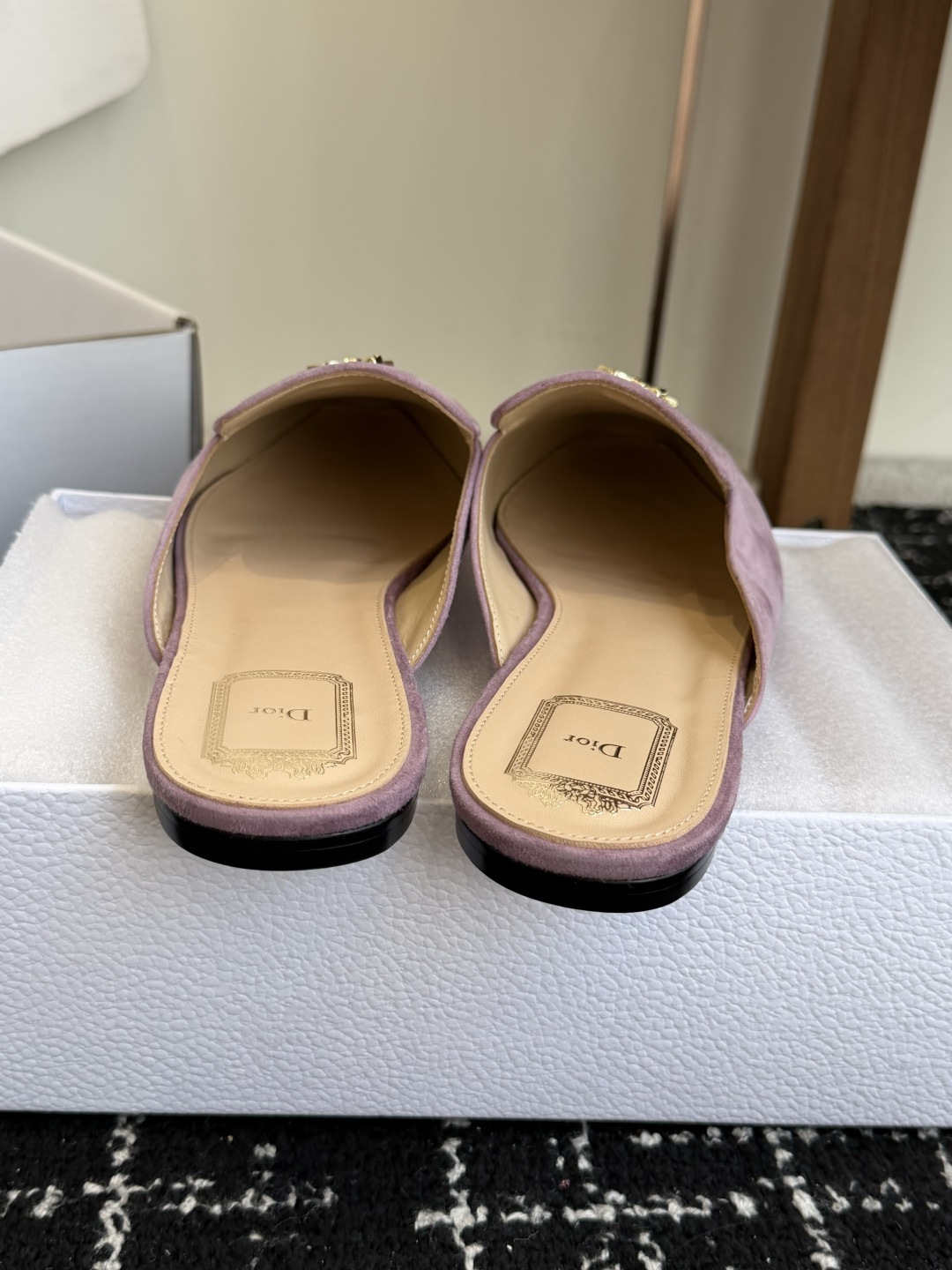 代购级Dior26ss夏季新款蝴蝶结金扣乐福鞋半拖自带柔雾滤镜的哑光麂皮，摸上去软乎乎的质感绝了，鞋头的