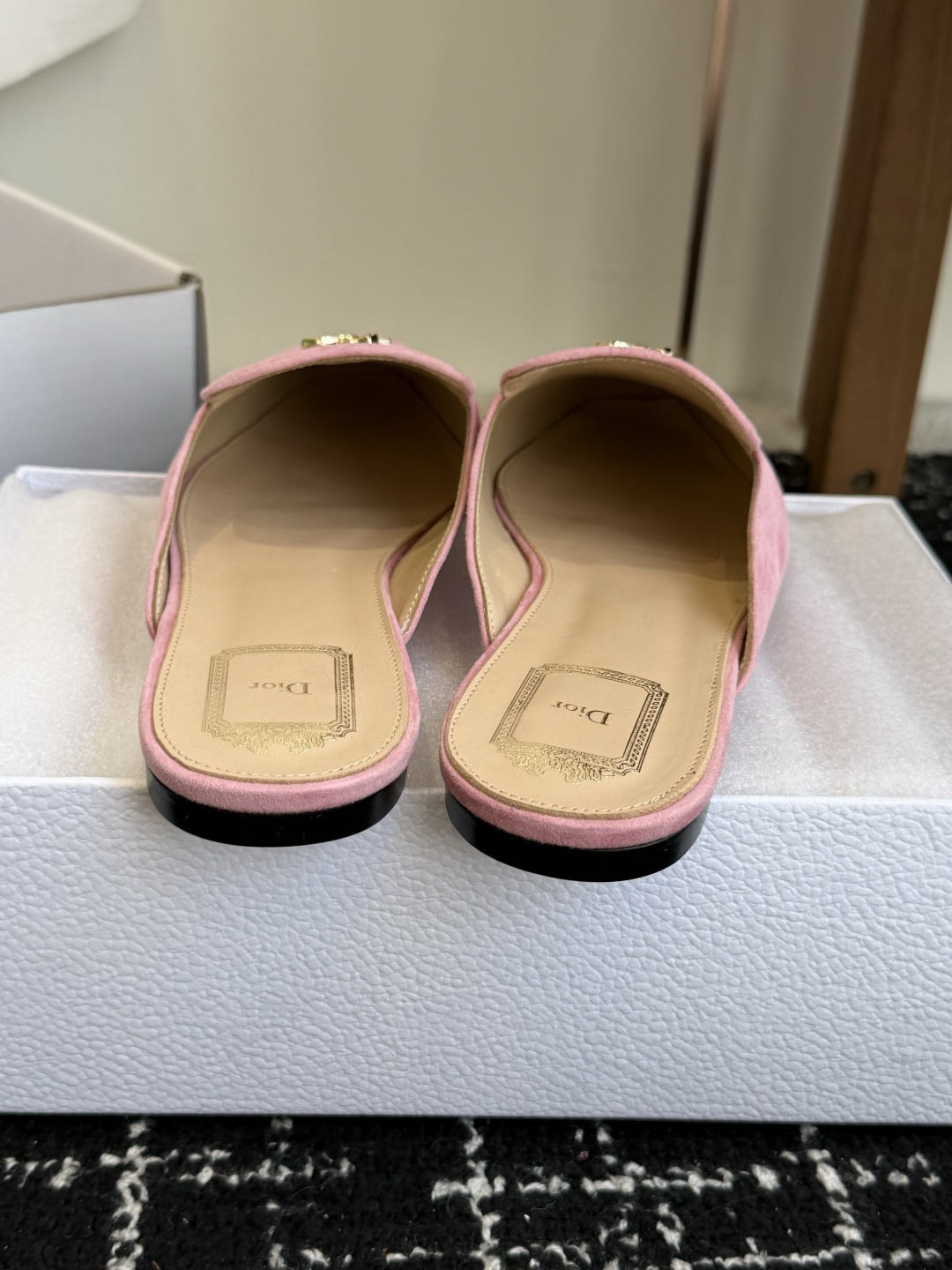 代购级Dior26ss夏季新款蝴蝶结金扣乐福鞋半拖自带柔雾滤镜的哑光麂皮，摸上去软乎乎的质感绝了，鞋头的