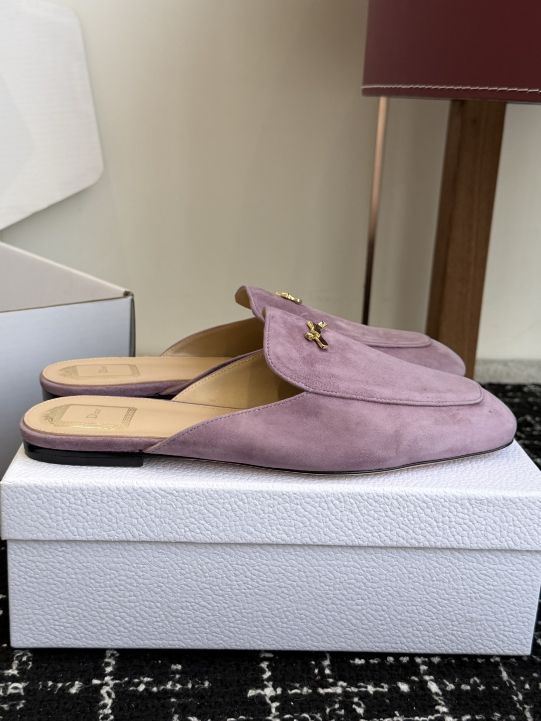 代购级Dior26ss夏季新款蝴蝶结金扣乐福鞋半拖自带柔雾滤镜的哑光麂皮，摸上去软乎乎的质感绝了，鞋头的