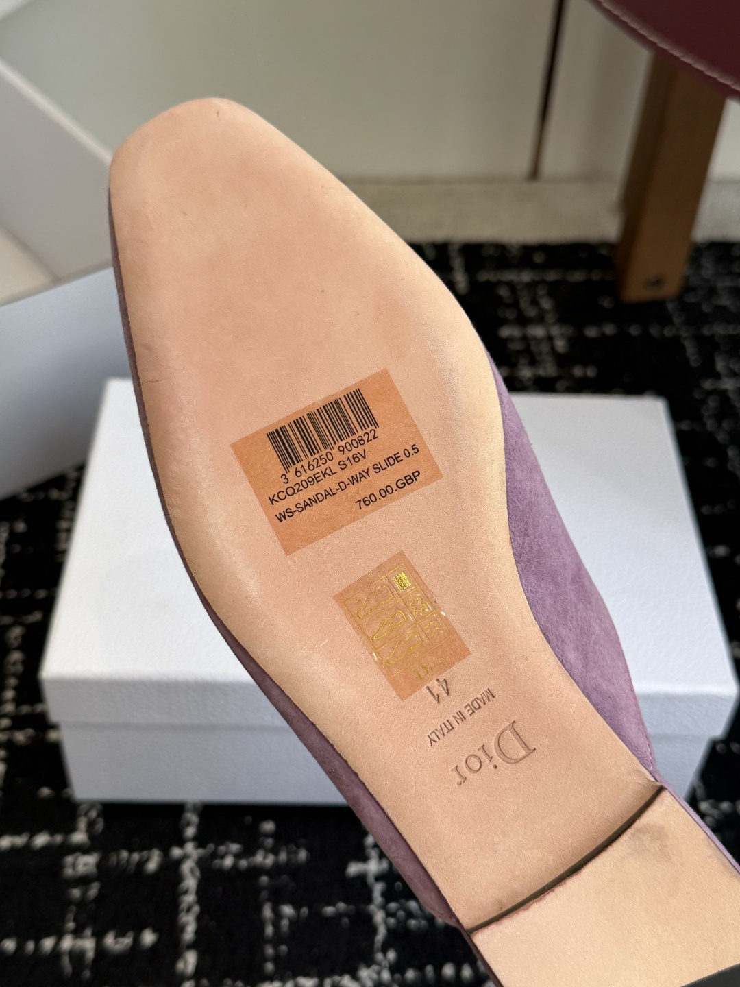 代购级Dior26ss夏季新款蝴蝶结金扣乐福鞋半拖自带柔雾滤镜的哑光麂皮，摸上去软乎乎的质感绝了，鞋头的