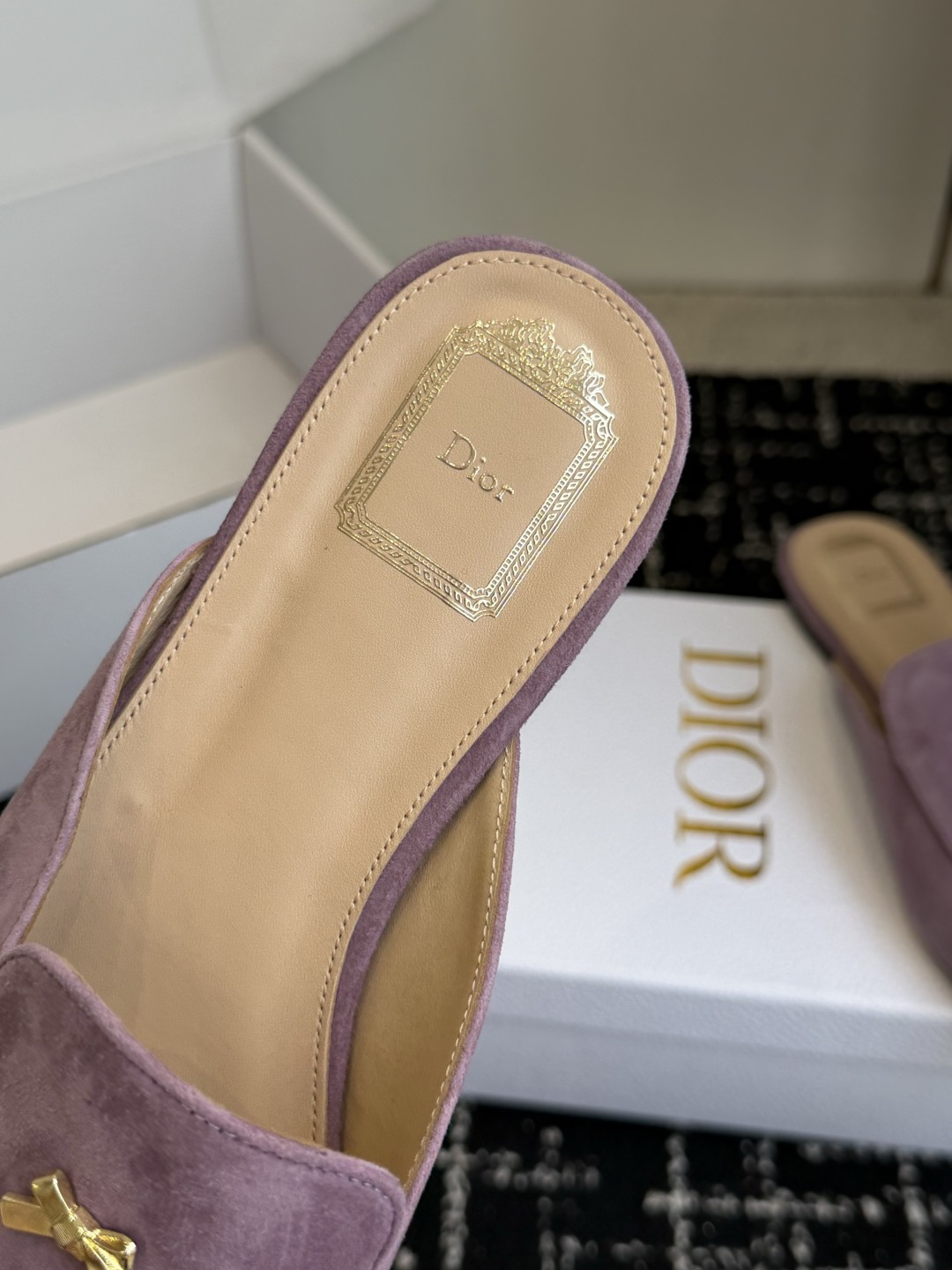代购级Dior26ss夏季新款蝴蝶结金扣乐福鞋半拖自带柔雾滤镜的哑光麂皮，摸上去软乎乎的质感绝了，鞋头的