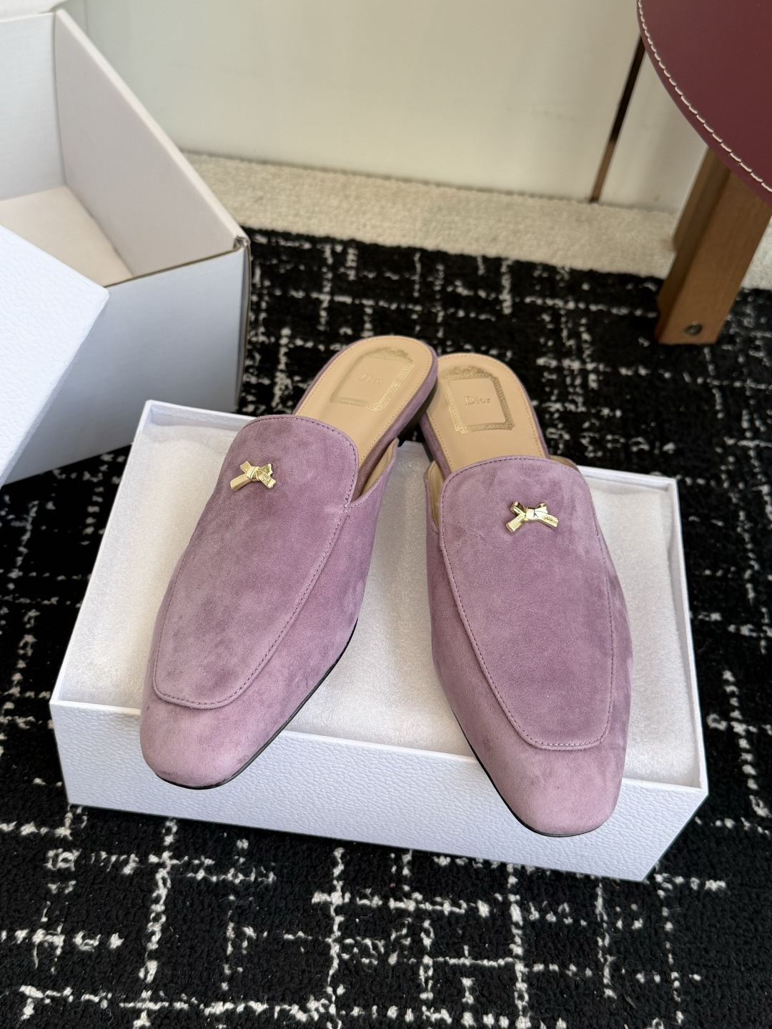 代购级Dior26ss夏季新款蝴蝶结金扣乐福鞋半拖自带柔雾滤镜的哑光麂皮，摸上去软乎乎的质感绝了，鞋头的
