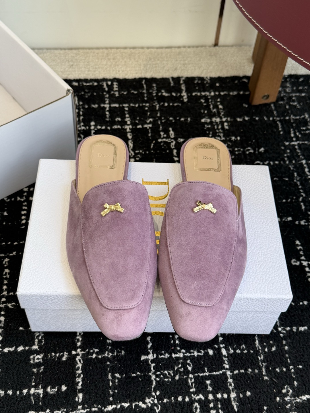 代购级Dior26ss夏季新款蝴蝶结金扣乐福鞋半拖自带柔雾滤镜的哑光麂皮，摸上去软乎乎的质感绝了，鞋头的