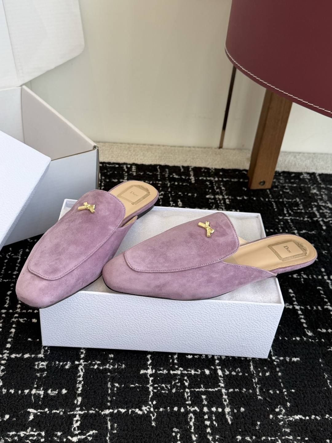 代购级Dior26ss夏季新款蝴蝶结金扣乐福鞋半拖自带柔雾滤镜的哑光麂皮，摸上去软乎乎的质感绝了，鞋头的
