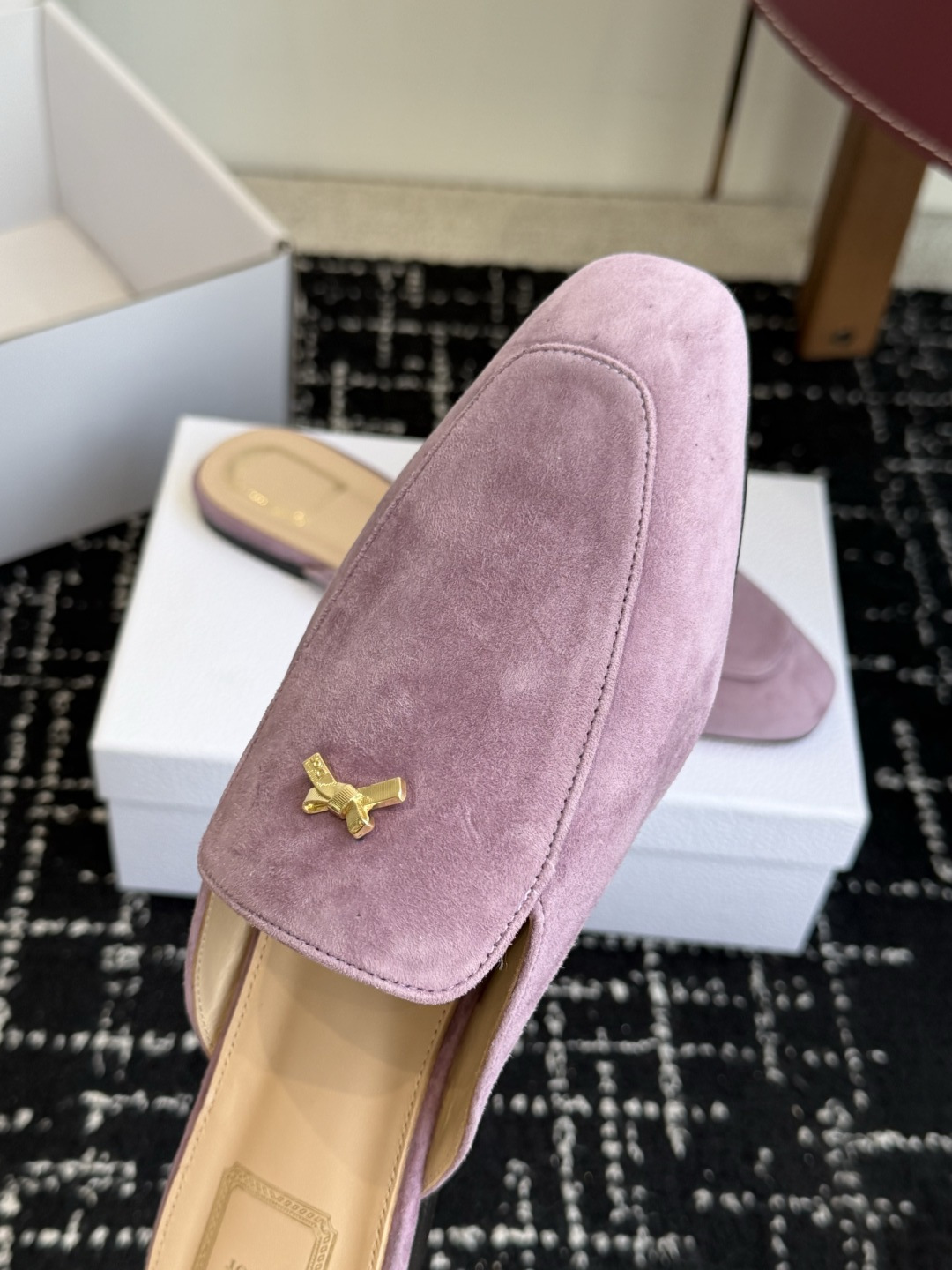 代购级Dior26ss夏季新款蝴蝶结金扣乐福鞋半拖自带柔雾滤镜的哑光麂皮，摸上去软乎乎的质感绝了，鞋头的