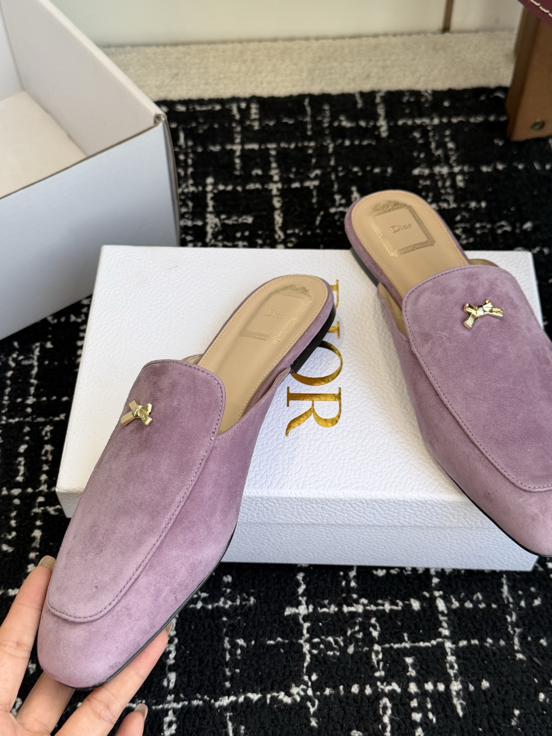代购级Dior26ss夏季新款蝴蝶结金扣乐福鞋半拖自带柔雾滤镜的哑光麂皮，摸上去软乎乎的质感绝了，鞋头的