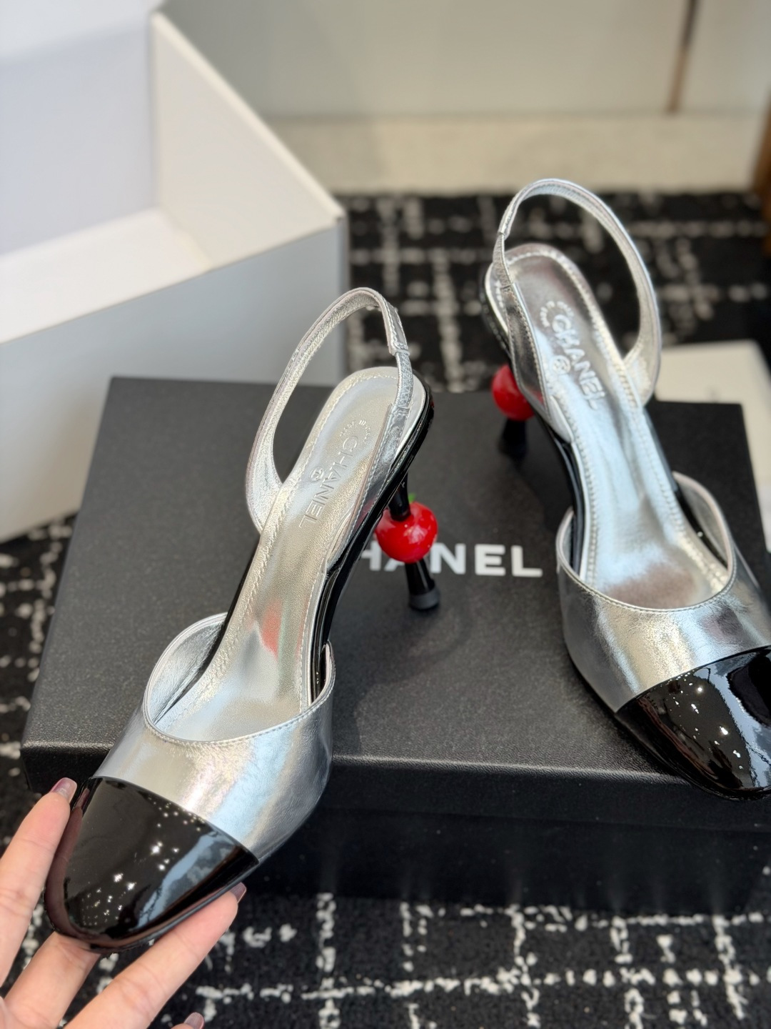 代购级 CHANEL 香奈儿 26ss 春夏秀款 苹果跟 后空 凉鞋  第一眼看上就被种草了根据天气变化自由穿搭！套上袜