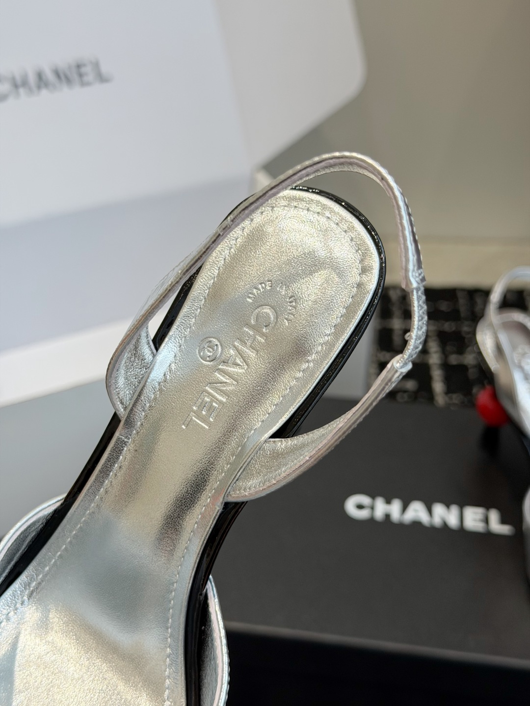 代购级 CHANEL 香奈儿 26ss 春夏秀款 苹果跟 后空 凉鞋  第一眼看上就被种草了根据天气变化自由穿搭！套上袜