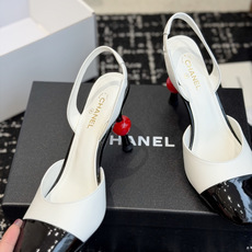 代购级 CHANEL 香奈儿 26ss 春夏秀款 苹果跟 后空 凉鞋 第一眼看上就被种草了根据天气变化自由穿搭!套上袜 代购级 CHANEL 香奈儿 26ss 春夏秀款 苹果跟 后空 凉鞋 第一眼看上就被种草了根据天气变化自由穿搭!套上袜