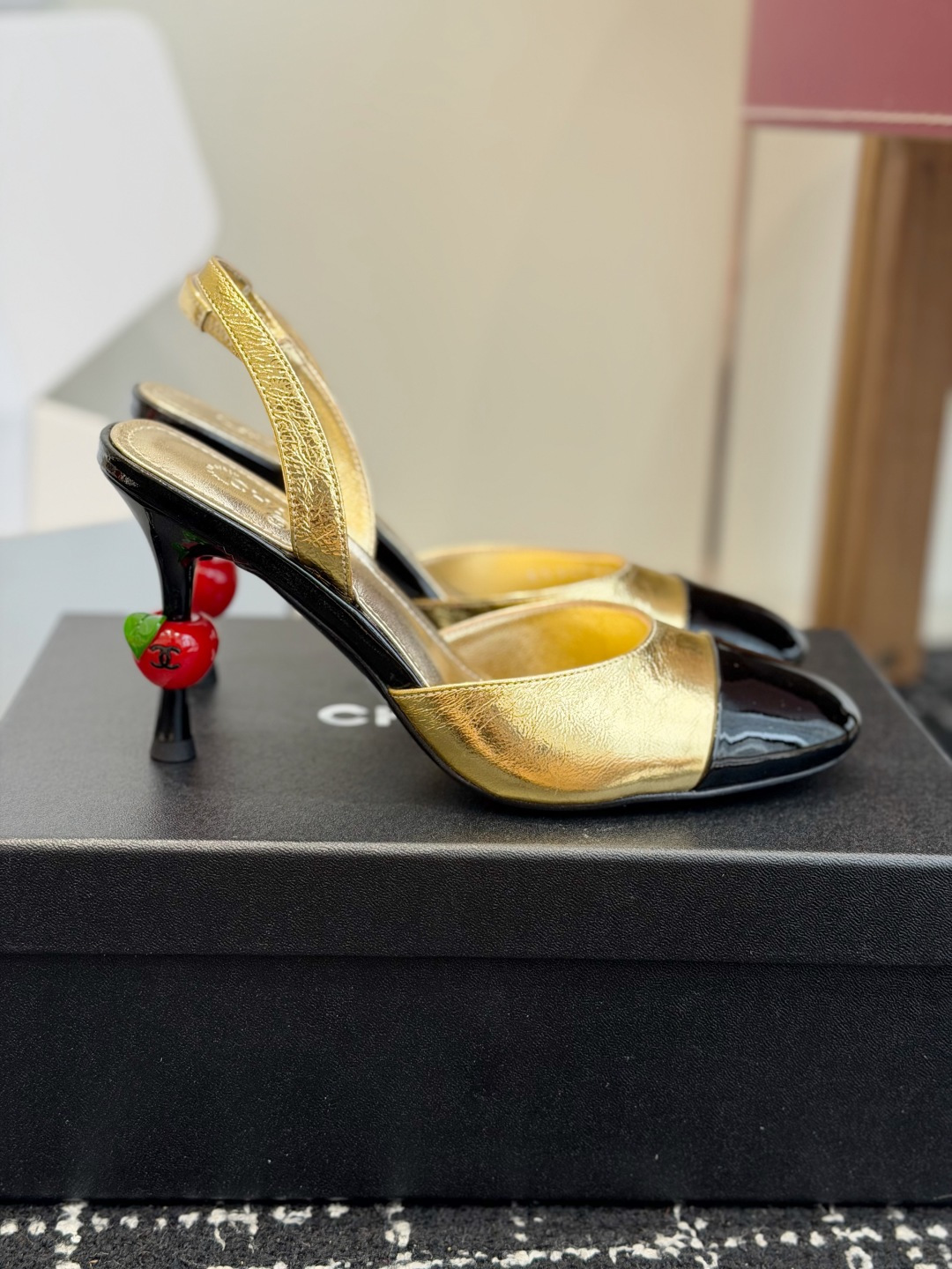 代购级 CHANEL 香奈儿 26ss 春夏秀款 苹果跟 后空 凉鞋 第一眼看上就被种草了根据天气变化自由穿搭!套上袜 代购级 CHANEL 香奈儿 26ss 春夏秀款 苹果跟 后空 凉鞋 第一眼看上就被种草了根据天气变化自由穿搭!套上袜