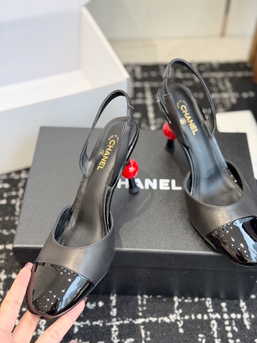代购级 CHANEL 香奈儿 26ss 春夏秀款 苹果跟 后空 凉鞋 第一眼看上就被种草了根据天气变化自由穿搭!套上袜 代购级 CHANEL 香奈儿 26ss 春夏秀款 苹果跟 后空 凉鞋 第一眼看上就被种草了根据天气变化自由穿搭!套上袜