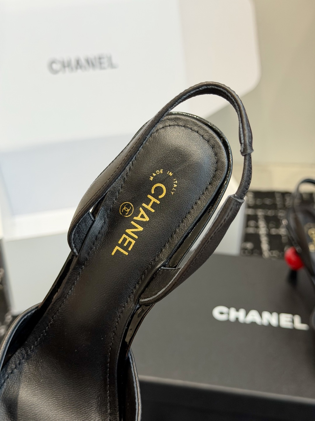 代购级 CHANEL 香奈儿 26ss 春夏秀款 苹果跟 后空 凉鞋 第一眼看上就被种草了根据天气变化自由穿搭!套上袜 代购级 CHANEL 香奈儿 26ss 春夏秀款 苹果跟 后空 凉鞋 第一眼看上就被种草了根据天气变化自由穿搭!套上袜