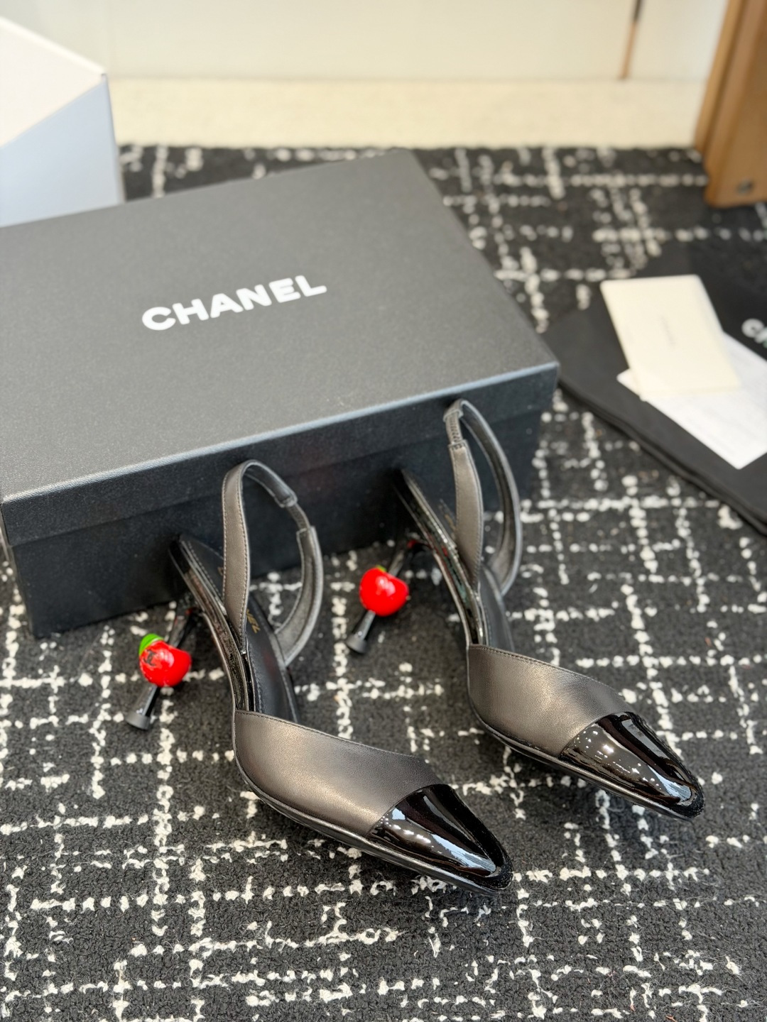 代购级 CHANEL 香奈儿 26ss 春夏秀款 苹果跟 后空 凉鞋 第一眼看上就被种草了根据天气变化自由穿搭!套上袜 代购级 CHANEL 香奈儿 26ss 春夏秀款 苹果跟 后空 凉鞋 第一眼看上就被种草了根据天气变化自由穿搭!套上袜