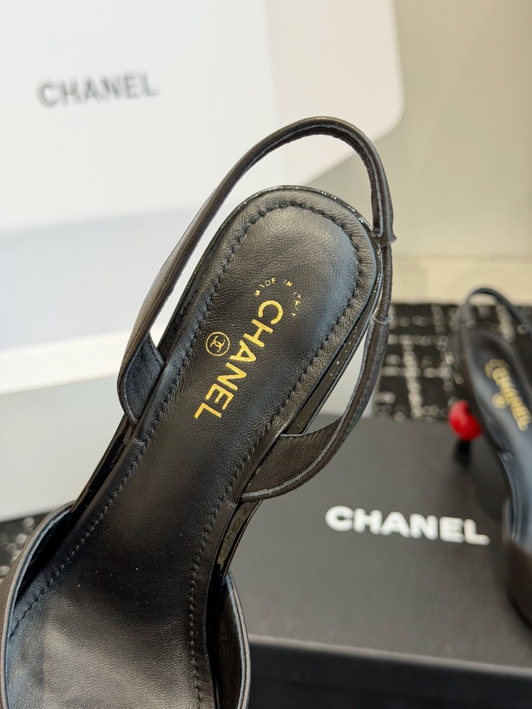 代购级 CHANEL 香奈儿 26ss 春夏秀款 苹果跟 后空 凉鞋  第一眼看上就被种草了根据天气变化自由穿搭！套上袜