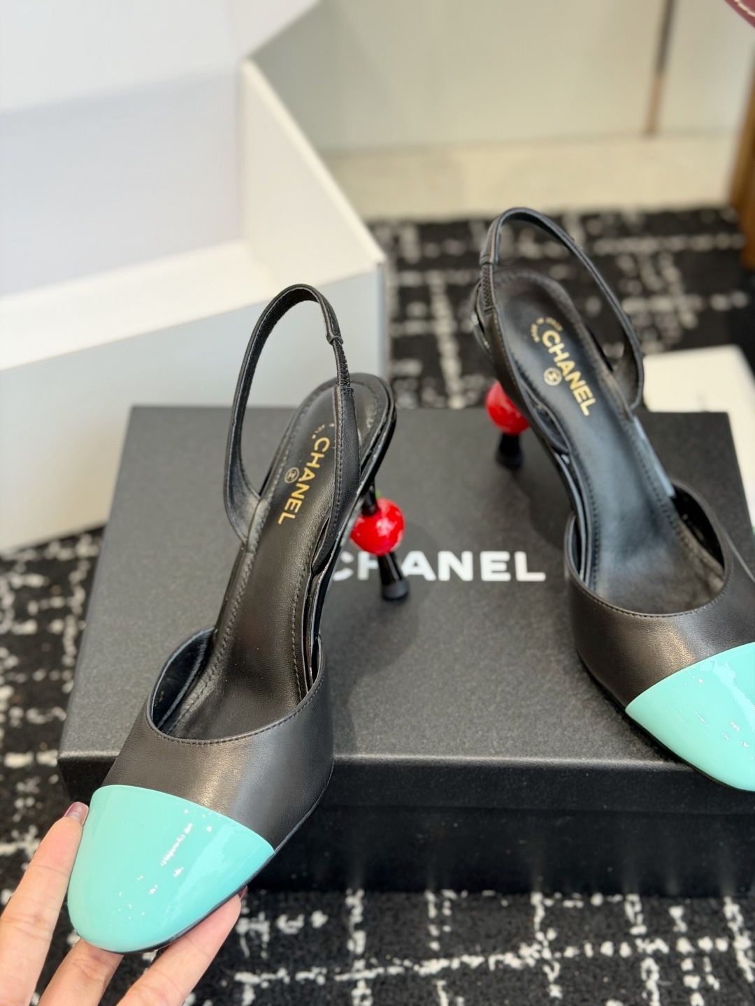 代购级 CHANEL 香奈儿 26ss 春夏秀款 苹果跟 后空 凉鞋  第一眼看上就被种草了根据天气变化自由穿搭！套上袜