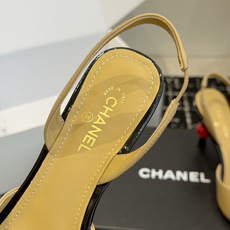 代购级 CHANEL 香奈儿 26ss 春夏秀款 苹果跟 后空 凉鞋 第一眼看上就被种草了根据天气变化自由穿搭!套上袜 代购级 CHANEL 香奈儿 26ss 春夏秀款 苹果跟 后空 凉鞋 第一眼看上就被种草了根据天气变化自由穿搭!套上袜