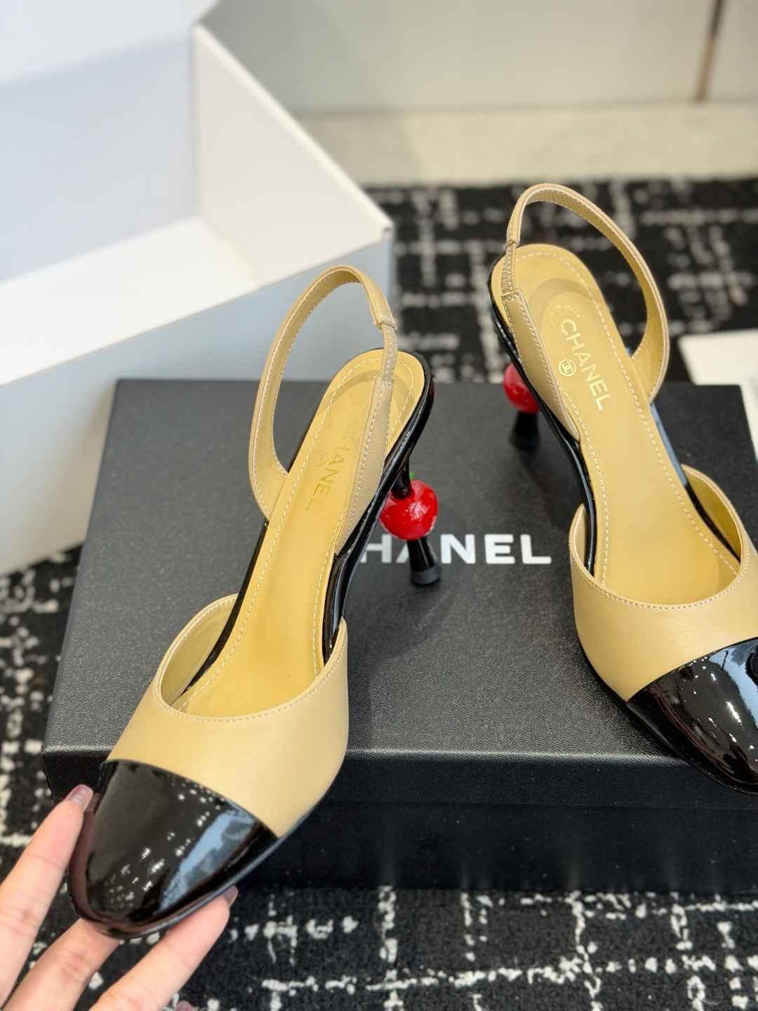 代购级 CHANEL 香奈儿 26ss 春夏秀款 苹果跟 后空 凉鞋 第一眼看上就被种草了根据天气变化自由穿搭!套上袜 代购级 CHANEL 香奈儿 26ss 春夏秀款 苹果跟 后空 凉鞋 第一眼看上就被种草了根据天气变化自由穿搭!套上袜