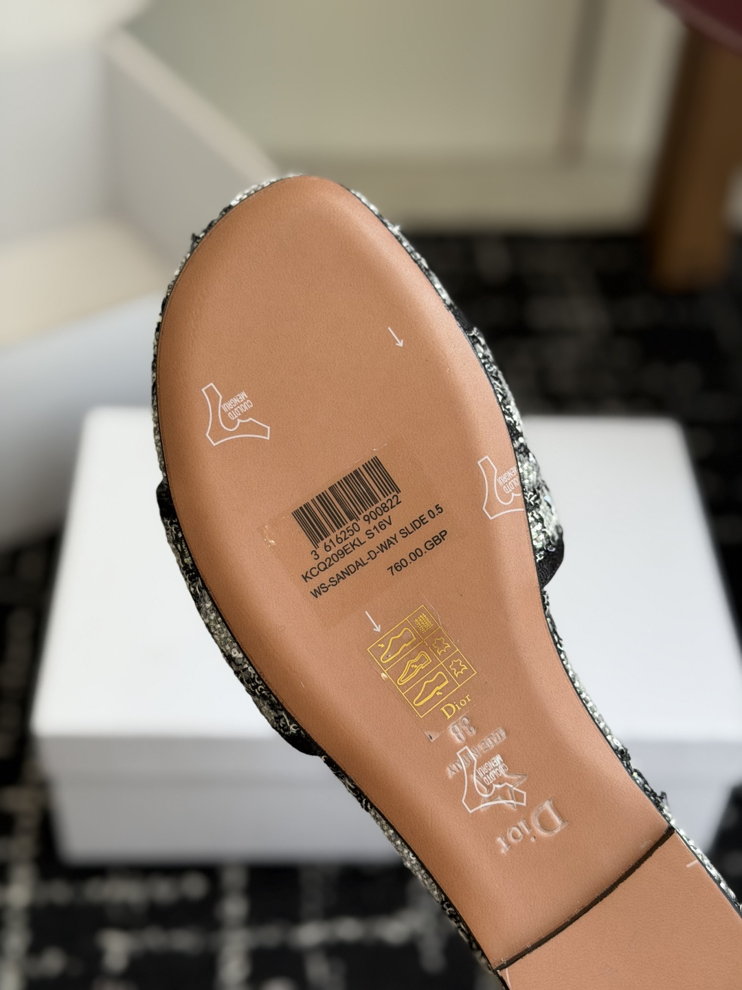 代购级 Dio*官网同步花卉刺绣凉拖! 这款Dway棉质刺绣面料,边缘饰有编织滚边,正面绣有同色“Dior”标识,垫脚印 代购级 Dio*官网同步花卉刺绣凉拖! 这款Dway棉质刺绣面料,边缘饰有编织滚边,正面绣有同色“Dior”标识,垫脚印