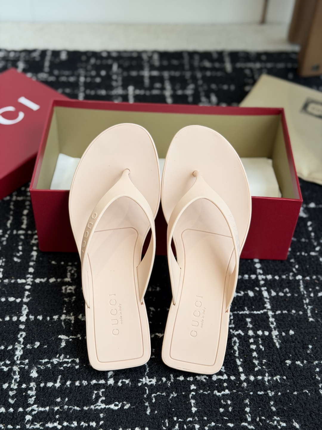 代购级 Gucci 26ss 古驰 最新款沙滩凉拖鞋人字拖 原版开模双G LOGO 原版开模一致 鞋面:原版进口TPU 代购级 Gucci 26ss 古驰 最新款沙滩凉拖鞋人字拖 原版开模双G LOGO 原版开模一致 鞋面:原版进口TPU