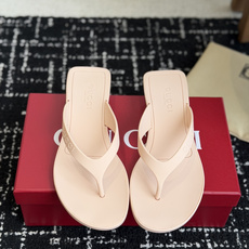 代购级 Gucci 26ss 古驰 最新款沙滩凉拖鞋人字拖 原版开模双G LOGO 原版开模一致 鞋面:原版进口TPU 代购级 Gucci 26ss 古驰 最新款沙滩凉拖鞋人字拖 原版开模双G LOGO 原版开模一致 鞋面:原版进口TPU