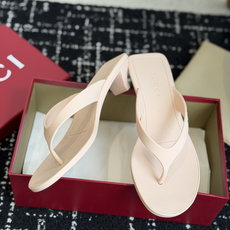 代购级 Gucci 26ss 古驰 最新款沙滩凉拖鞋人字拖 原版开模双G LOGO 原版开模一致 鞋面:原版进口TPU 代购级 Gucci 26ss 古驰 最新款沙滩凉拖鞋人字拖 原版开模双G LOGO 原版开模一致 鞋面:原版进口TPU
