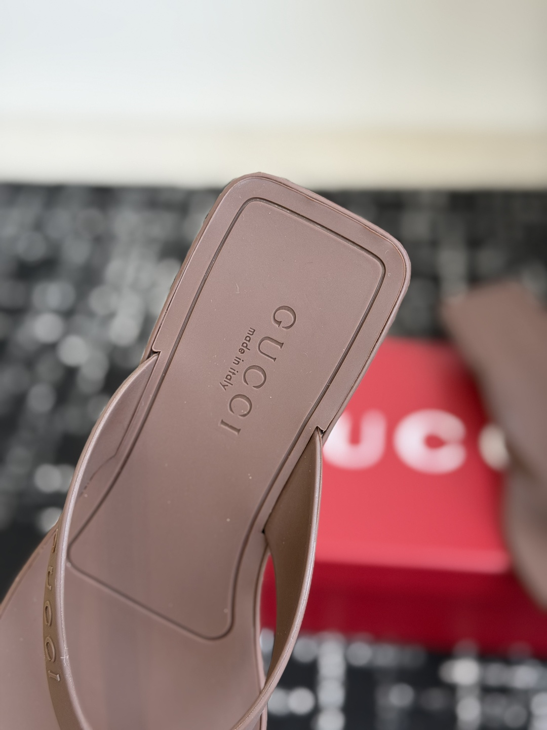 代购级 Gucci 26ss 古驰 最新款沙滩凉拖鞋人字拖 原版开模双G LOGO 原版开模一致 鞋面:原版进口TPU 代购级 Gucci 26ss 古驰 最新款沙滩凉拖鞋人字拖 原版开模双G LOGO 原版开模一致 鞋面:原版进口TPU