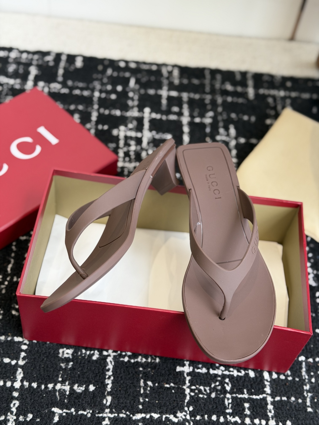 代购级 Gucci 26ss 古驰 最新款沙滩凉拖鞋人字拖 原版开模双G LOGO 原版开模一致 鞋面:原版进口TPU 代购级 Gucci 26ss 古驰 最新款沙滩凉拖鞋人字拖 原版开模双G LOGO 原版开模一致 鞋面:原版进口TPU
