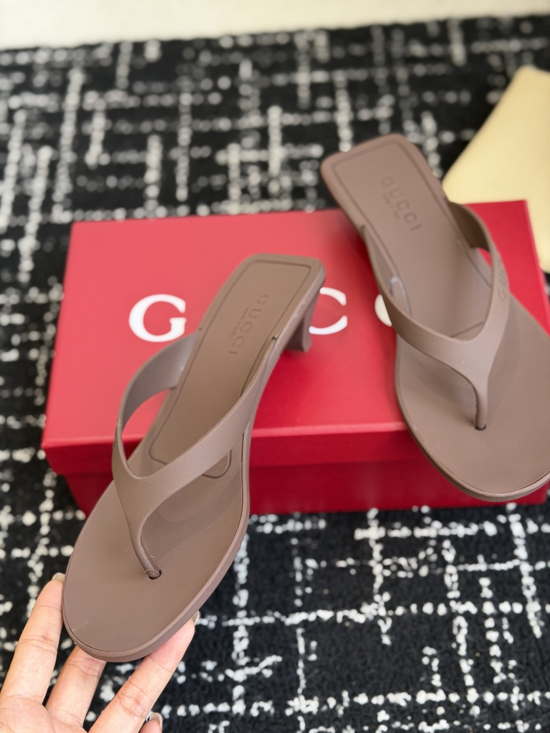代购级 Gucci 26ss 古驰 最新款沙滩凉拖鞋人字拖 原版开模双G LOGO 原版开模一致 鞋面:原版进口TPU 代购级 Gucci 26ss 古驰 最新款沙滩凉拖鞋人字拖 原版开模双G LOGO 原版开模一致 鞋面:原版进口TPU