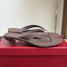 代购级 Gucci 26ss 古驰 最新款沙滩凉拖鞋人字拖 原版开模双G LOGO 原版开模一致 鞋面:原版进口TPU 代购级 Gucci 26ss 古驰 最新款沙滩凉拖鞋人字拖 原版开模双G LOGO 原版开模一致 鞋面:原版进口TPU