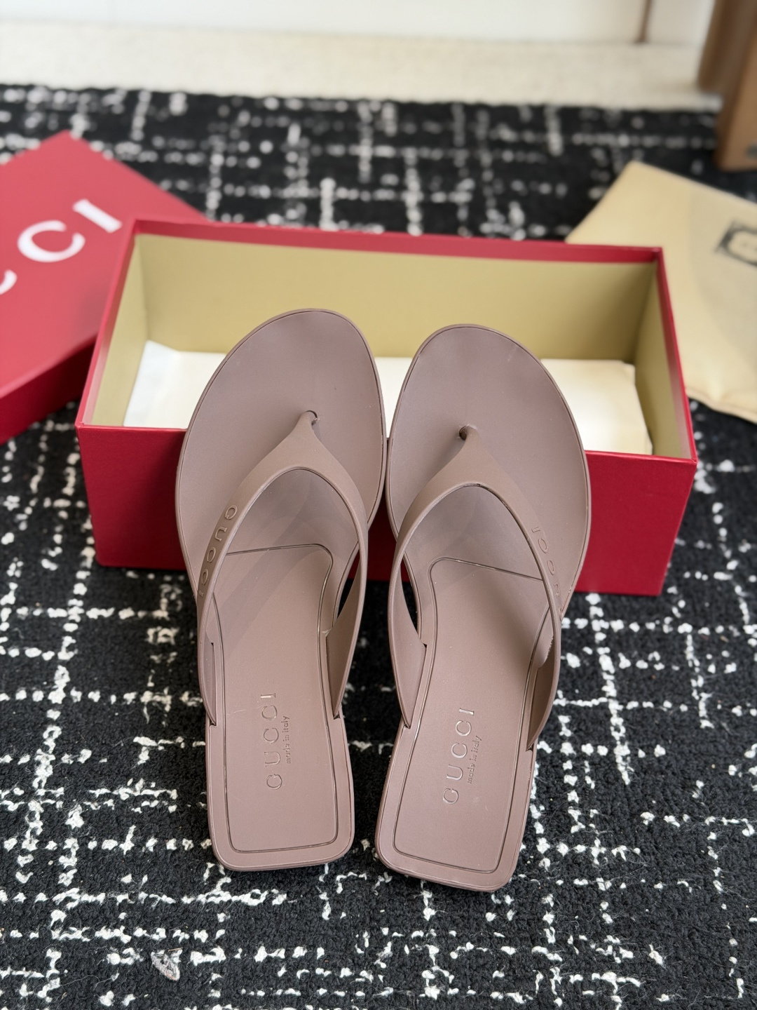 代购级 Gucci 26ss 古驰 最新款沙滩凉拖鞋人字拖 原版开模双G LOGO 原版开模一致 鞋面:原版进口TPU 代购级 Gucci 26ss 古驰 最新款沙滩凉拖鞋人字拖 原版开模双G LOGO 原版开模一致 鞋面:原版进口TPU