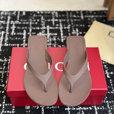 代购级 Gucci 26ss 古驰 最新款沙滩凉拖鞋人字拖 原版开模双G LOGO 原版开模一致 鞋面:原版进口TPU 代购级 Gucci 26ss 古驰 最新款沙滩凉拖鞋人字拖 原版开模双G LOGO 原版开模一致 鞋面:原版进口TPU