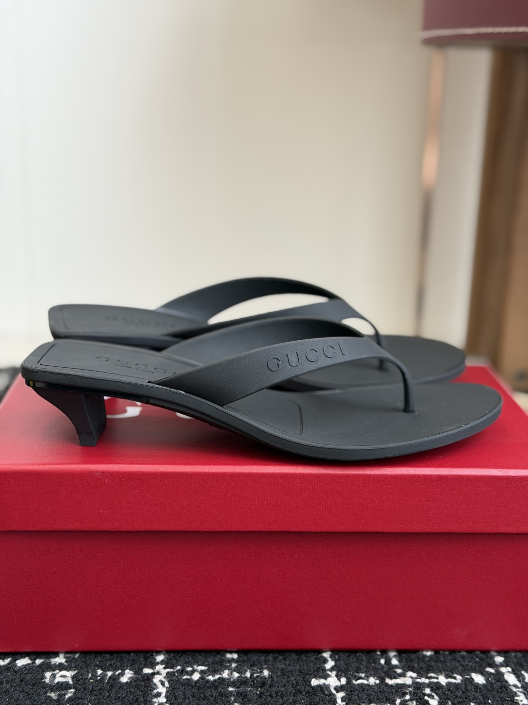 代购级 Gucci 26ss 古驰 最新款沙滩凉拖鞋人字拖 原版开模双G LOGO 原版开模一致 鞋面:原版进口TPU 代购级 Gucci 26ss 古驰 最新款沙滩凉拖鞋人字拖 原版开模双G LOGO 原版开模一致 鞋面:原版进口TPU