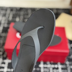 代购级 Gucci 26ss 古驰 最新款沙滩凉拖鞋人字拖 原版开模双G LOGO 原版开模一致 鞋面:原版进口TPU 代购级 Gucci 26ss 古驰 最新款沙滩凉拖鞋人字拖 原版开模双G LOGO 原版开模一致 鞋面:原版进口TPU