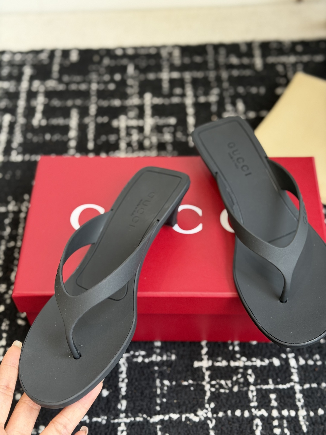 代购级 Gucci 26ss 古驰 最新款沙滩凉拖鞋人字拖 原版开模双G LOGO 原版开模一致 鞋面:原版进口TPU 代购级 Gucci 26ss 古驰 最新款沙滩凉拖鞋人字拖 原版开模双G LOGO 原版开模一致 鞋面:原版进口TPU