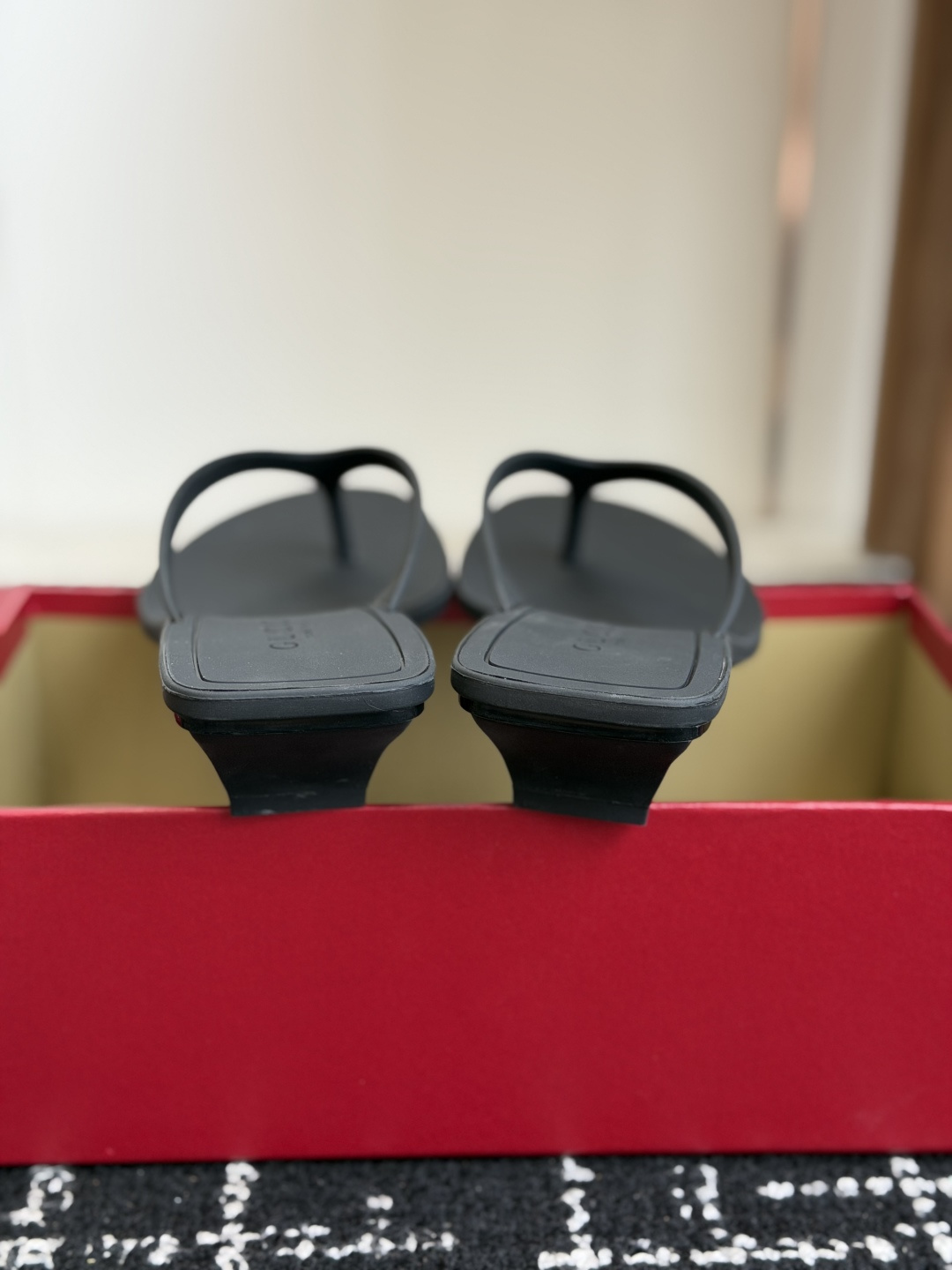 代购级 Gucci 26ss 古驰 最新款沙滩凉拖鞋人字拖 原版开模双G LOGO 原版开模一致 鞋面:原版进口TPU 代购级 Gucci 26ss 古驰 最新款沙滩凉拖鞋人字拖 原版开模双G LOGO 原版开模一致 鞋面:原版进口TPU