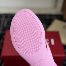 代购级 Gucci 26ss 古驰 最新款沙滩凉拖鞋人字拖 原版开模双G LOGO 原版开模一致 鞋面:原版进口TPU 代购级 Gucci 26ss 古驰 最新款沙滩凉拖鞋人字拖 原版开模双G LOGO 原版开模一致 鞋面:原版进口TPU