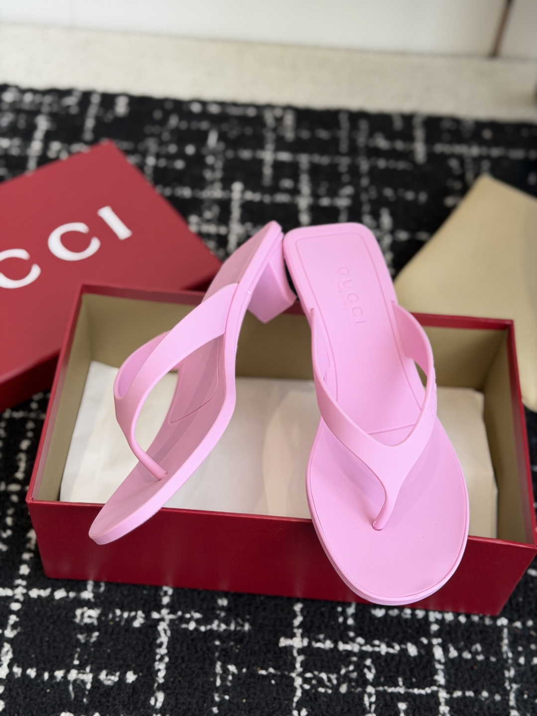 代购级 Gucci 26ss 古驰 最新款沙滩凉拖鞋人字拖 原版开模双G LOGO 原版开模一致 鞋面:原版进口TPU 代购级 Gucci 26ss 古驰 最新款沙滩凉拖鞋人字拖 原版开模双G LOGO 原版开模一致 鞋面:原版进口TPU