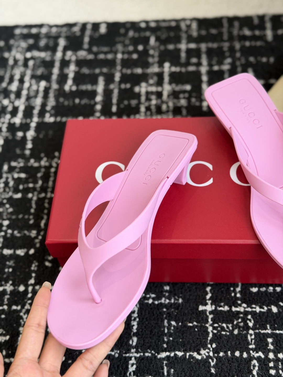 代购级 Gucci 26ss 古驰 最新款沙滩凉拖鞋人字拖 原版开模双G LOGO 原版开模一致 鞋面:原版进口TPU 代购级 Gucci 26ss 古驰 最新款沙滩凉拖鞋人字拖 原版开模双G LOGO 原版开模一致 鞋面:原版进口TPU