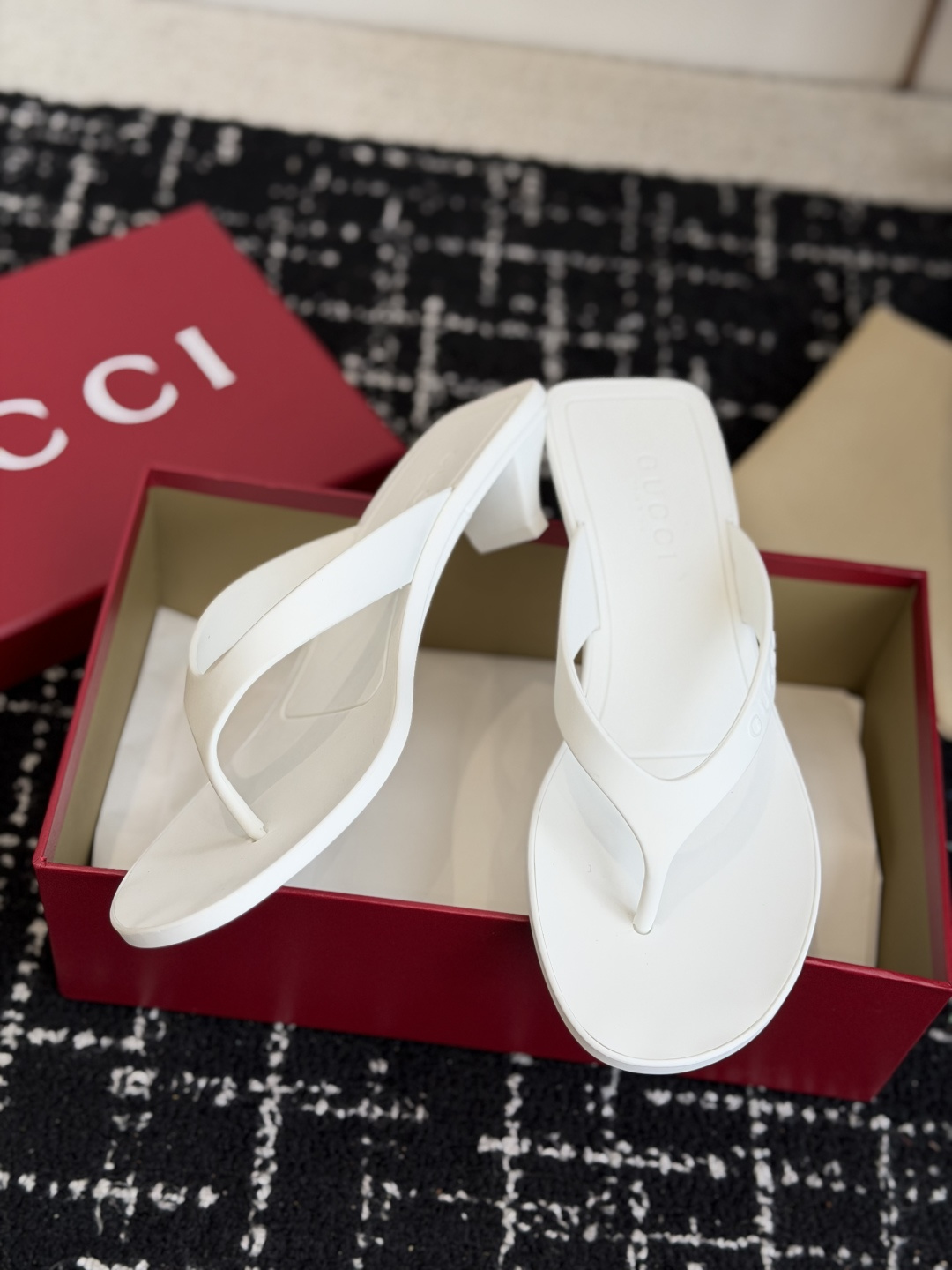 代购级 Gucci 26ss 古驰 最新款沙滩凉拖鞋人字拖 原版开模双G LOGO 原版开模一致 鞋面：原版进口TPU 