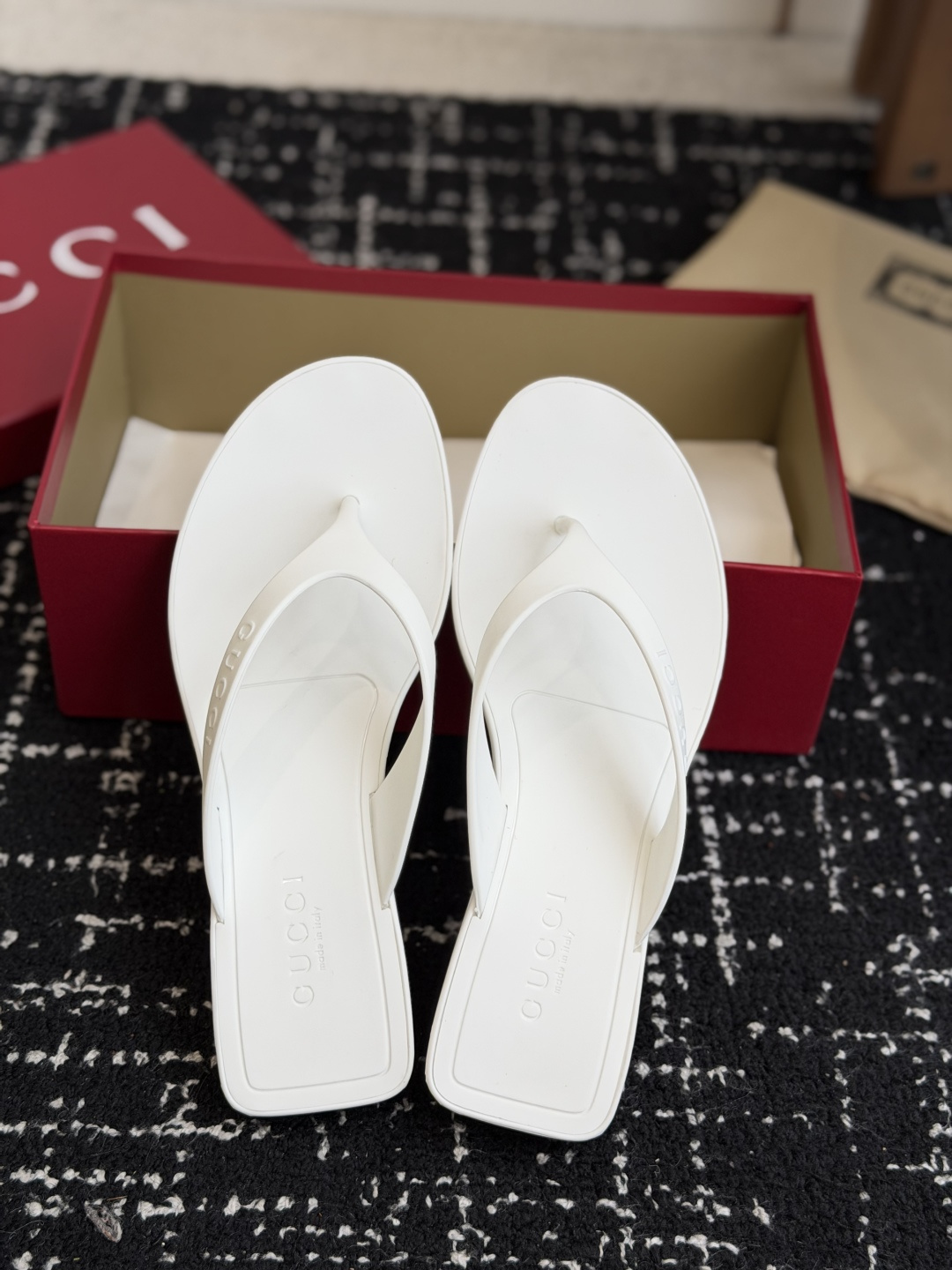 代购级 Gucci 26ss 古驰 最新款沙滩凉拖鞋人字拖 原版开模双G LOGO 原版开模一致 鞋面：原版进口TPU 