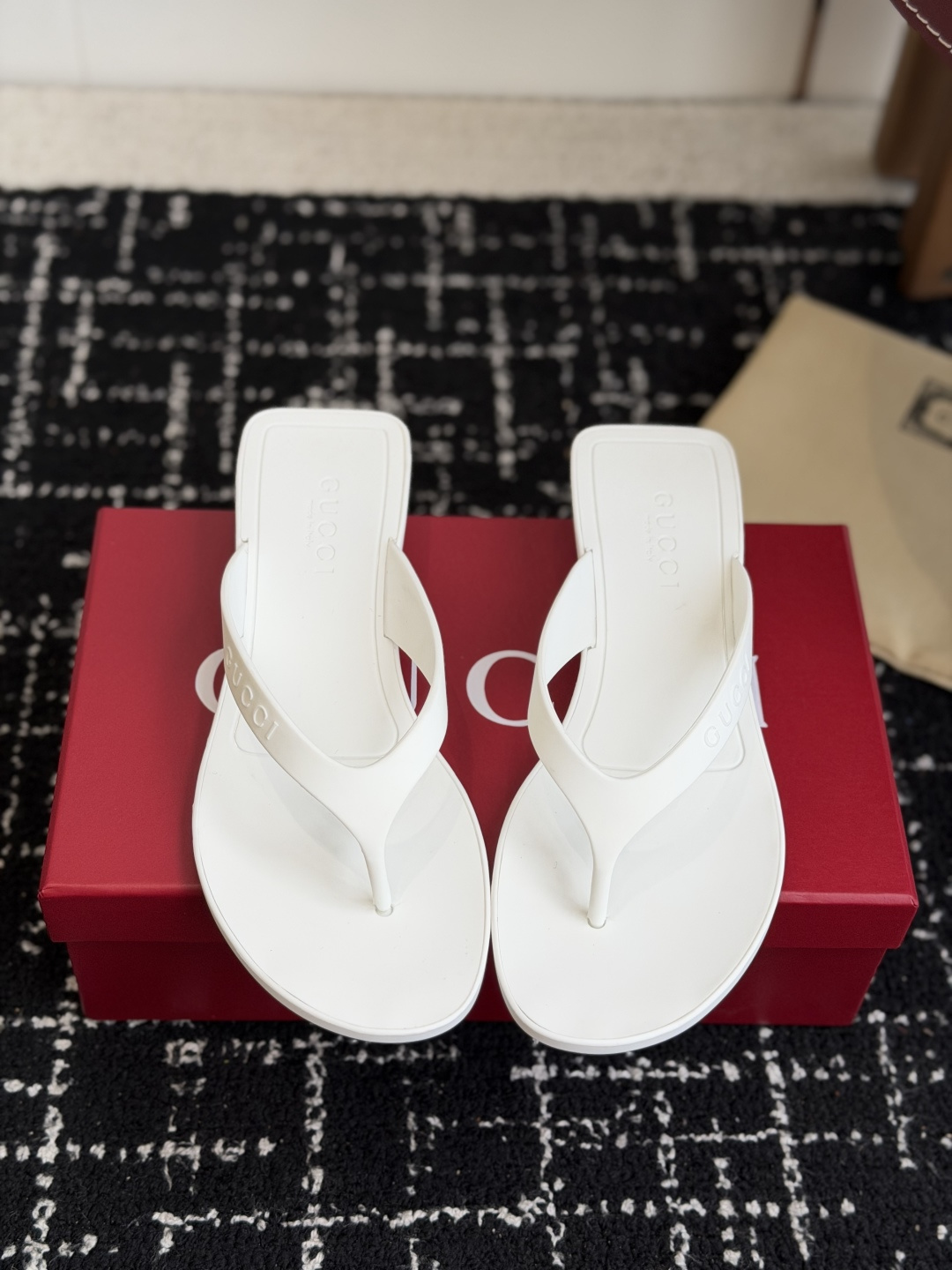 代购级 Gucci 26ss 古驰 最新款沙滩凉拖鞋人字拖 原版开模双G LOGO 原版开模一致 鞋面:原版进口TPU 代购级 Gucci 26ss 古驰 最新款沙滩凉拖鞋人字拖 原版开模双G LOGO 原版开模一致 鞋面:原版进口TPU