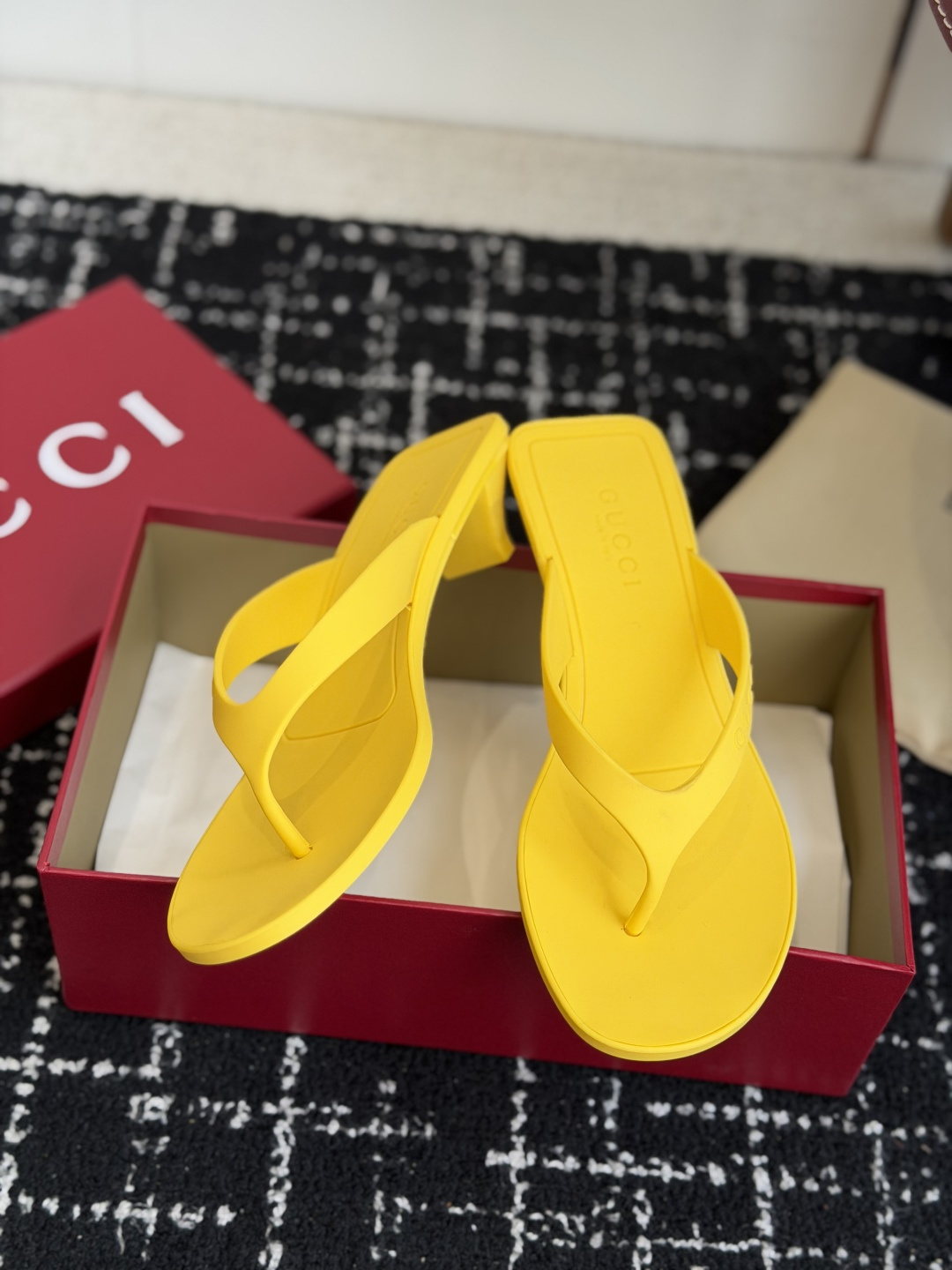 代购级 Gucci 26ss 古驰 最新款沙滩凉拖鞋人字拖 原版开模双G LOGO 原版开模一致 鞋面:原版进口TPU 代购级 Gucci 26ss 古驰 最新款沙滩凉拖鞋人字拖 原版开模双G LOGO 原版开模一致 鞋面:原版进口TPU