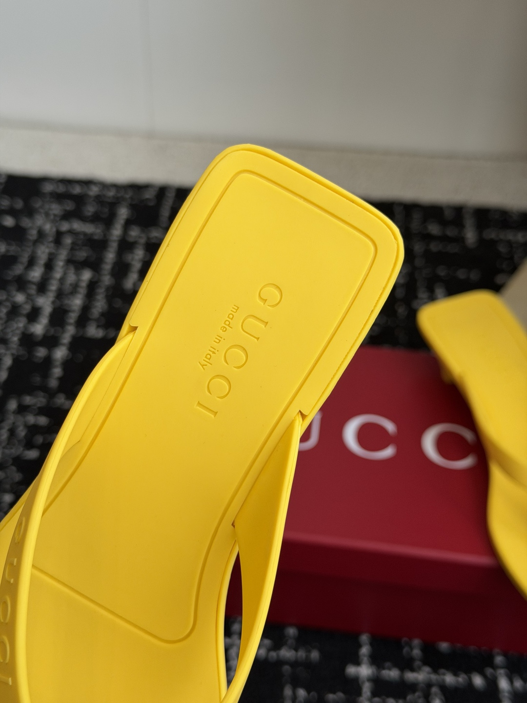 代购级 Gucci 26ss 古驰 最新款沙滩凉拖鞋人字拖 原版开模双G LOGO 原版开模一致 鞋面:原版进口TPU 代购级 Gucci 26ss 古驰 最新款沙滩凉拖鞋人字拖 原版开模双G LOGO 原版开模一致 鞋面:原版进口TPU