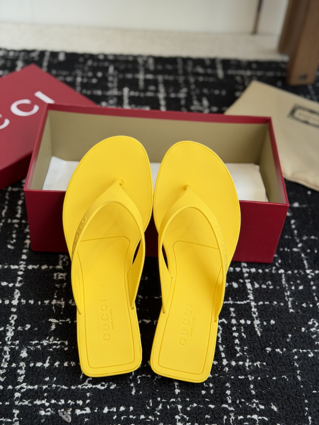 代购级 Gucci 26ss 古驰 最新款沙滩凉拖鞋人字拖 原版开模双G LOGO 原版开模一致 鞋面:原版进口TPU 代购级 Gucci 26ss 古驰 最新款沙滩凉拖鞋人字拖 原版开模双G LOGO 原版开模一致 鞋面:原版进口TPU