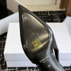 代购级 Saint LaurenYSL夏季新款尖头网纱拼色后绊带高跟凉鞋 利落尖头线条自带复古优雅气场。经典黑白配色沉稳 代购级 Saint LaurenYSL夏季新款尖头网纱拼色后绊带高跟凉鞋 利落尖头线条自带复古优雅气场。经典黑白配色沉稳
