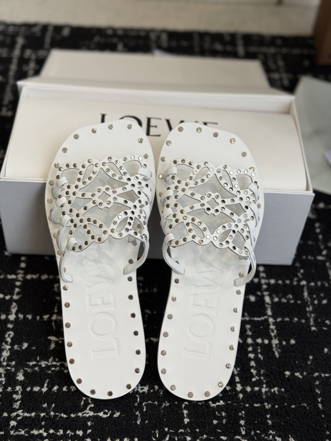 代购级 LOEWE 罗意威 26ss 春夏新品 拖鞋 疯狂种草简约设计感觉更干净优雅 方圆头钉钉拖鞋 让你念念不忘 颜色 代购级 LOEWE 罗意威 26ss 春夏新品 拖鞋 疯狂种草简约设计感觉更干净优雅 方圆头钉钉拖鞋 让你念念不忘 颜色